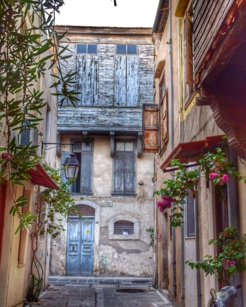 42ZanEv1_Rethymno picturesque stone built houses.jpg